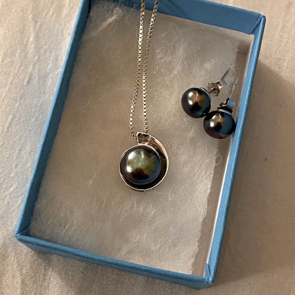 Genuine Tahitian pearls: necklace and studs